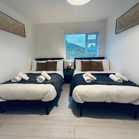 Hébergement de vacances Contractor House - South - 4 Beds - 3 Bedroom - Large Parking *