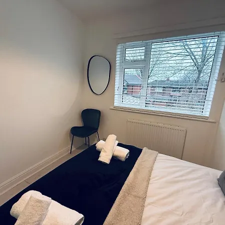 Contractor House - South - 4 Beds - 3 Bedroom - Large Parking Manchester