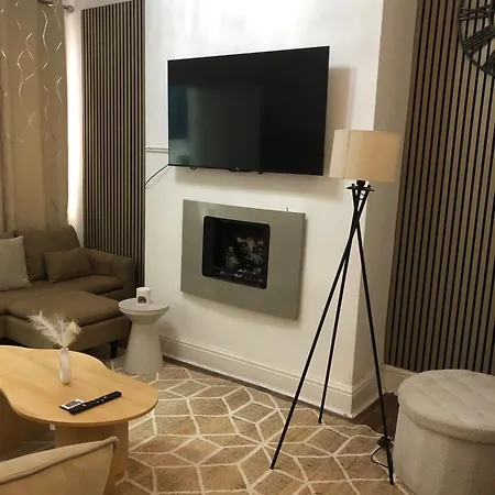 Spacious 2-bed Near Etihad-games Room-free Parking Holiday home *