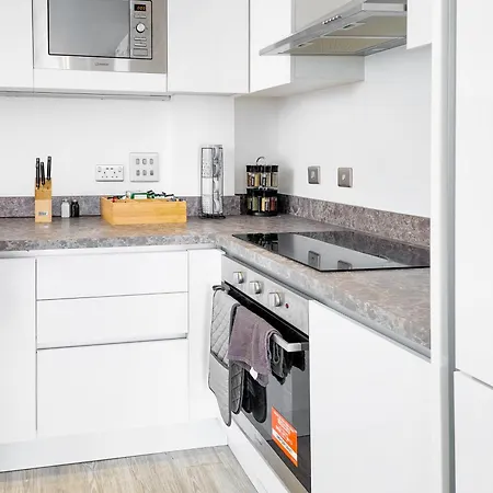 Salford - 2 Bed - Sleeps 4 - Wifi Manchester