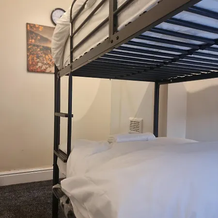2 Beds Suburb Nestled Nook Apartment Manchester