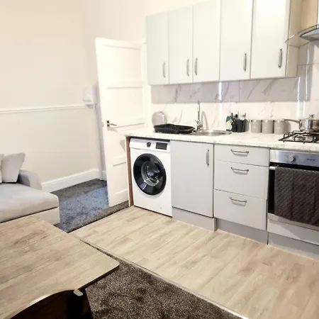 2 Beds Suburb Nestled Nook Manchester