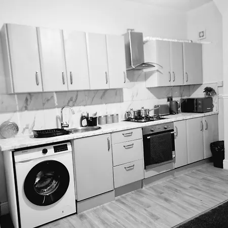 2 Beds Suburb Nestled Nook Apartment *