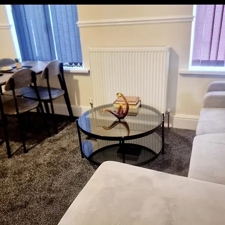 2 Beds Suburb Nestled Nook Apartment Manchester