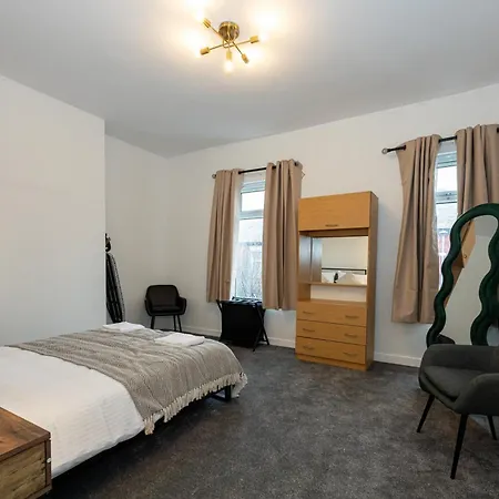 Modern 3Br House In Manchester Free Parking, Fast Wifi & Smart Tv Sleeps 7