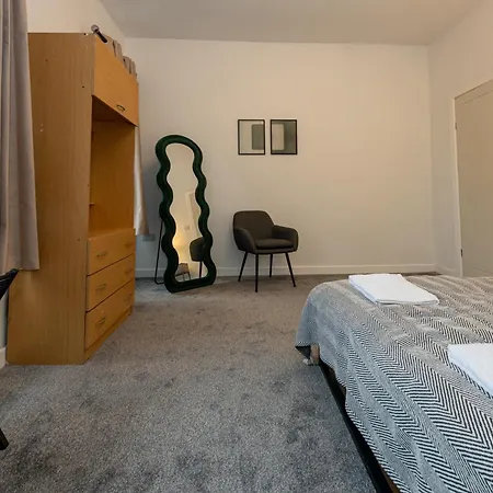 Tatil Evi Spacious 3Br Manchester Home Sleeps 7 & Fast Wifi *