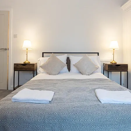 Tatil Evi Spacious 3Br Manchester Home Sleeps 7 & Fast Wifi Manchester