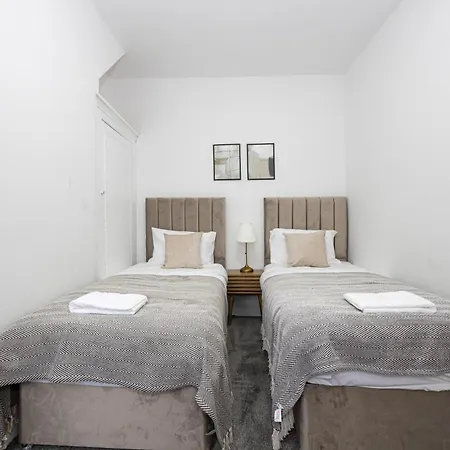 Spacious 3Br Manchester Home Sleeps 7 & Fast Wifi