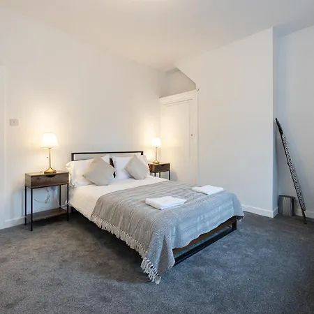 Spacious 3Br Manchester Home Sleeps 7 & Fast Wifi Tatil Evi