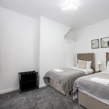 Tatil Evi Spacious 3Br Manchester Home Sleeps 7 & Fast Wifi