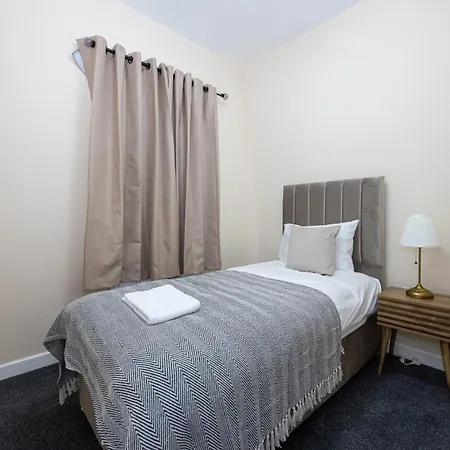 Tatil Evi Spacious 3Br Manchester Home Sleeps 7 & Fast Wifi *