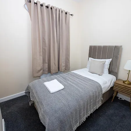 Tatil Evi Spacious 3Br Manchester Home Sleeps 7 & Fast Wifi