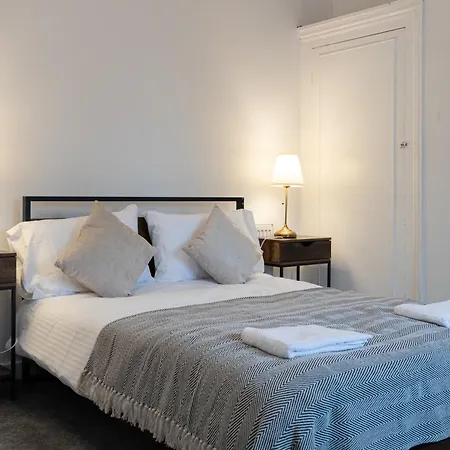 Spacious 3Br Manchester Home Sleeps 7 & Fast Wifi Tatil Evi *