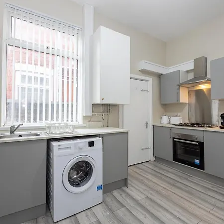 Tatil Evi Spacious 3Br Manchester Home Sleeps 7 & Fast Wifi *
