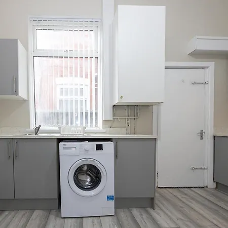 Spacious 3Br Manchester Home Sleeps 7 & Fast Wifi *