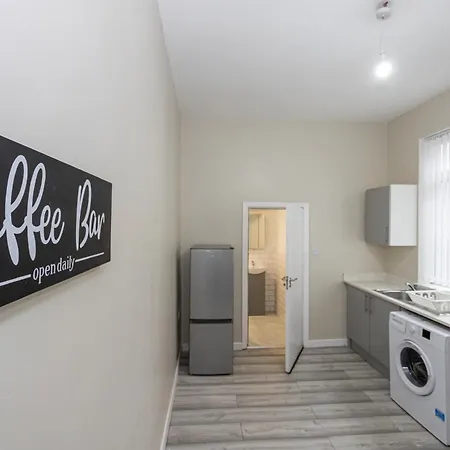 Spacious 3Br Manchester Home Sleeps 7 & Fast Wifi Manchester