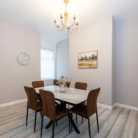 Tatil Evi Spacious 3Br Manchester Home Sleeps 7 & Fast Wifi Manchester
