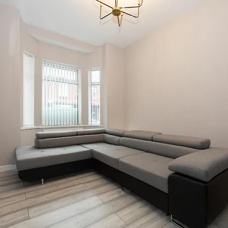Levenshulme Modern 3 Bedroom Sleeps 7 Near Centre