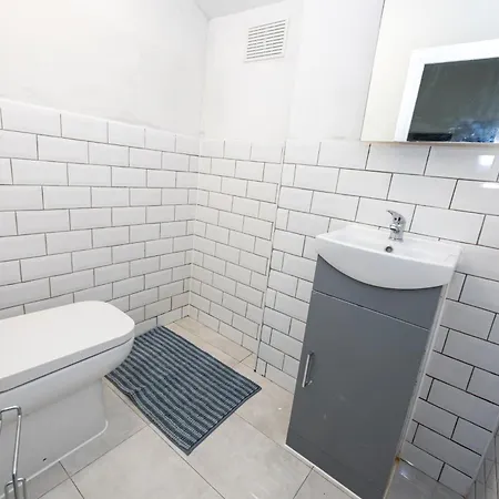 Spacious 3Br Manchester Home Sleeps 7 & Fast Wifi Manchester
