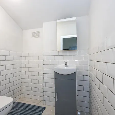 Spacious 3Br Manchester Home Sleeps 7 & Fast Wifi