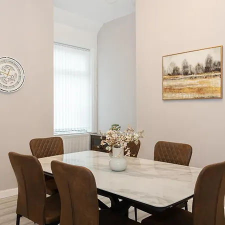 Spacious 3Br Manchester Home Sleeps 7 & Fast Wifi *