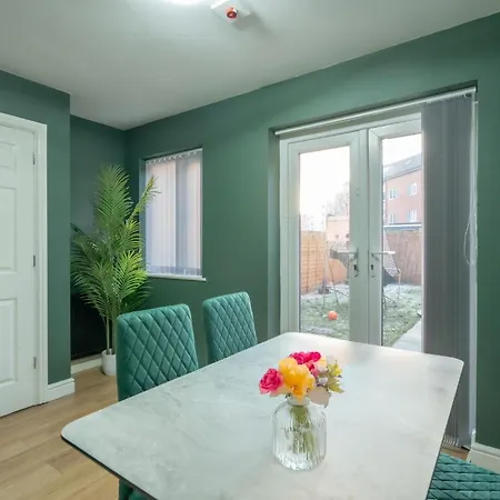 5 Bed House- 5mins To City Centre - Sleeps 8
