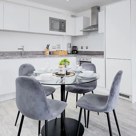 Salford - 2 Bed - Sleeps 4 - Wifi Apartment *