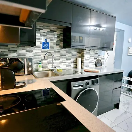 Pass The Keys Mins From Salford Royal Hospital Park For Free! Holiday home *
