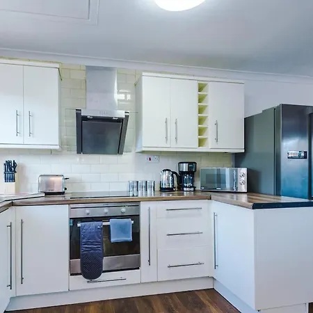 Holiday home New Spacious House, Pool Table, Driveway Parking And Ps4