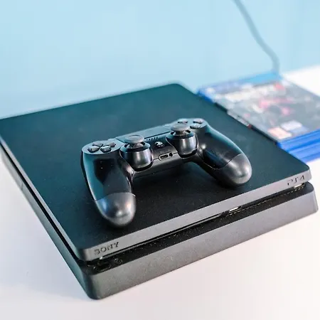 Holiday home New Spacious House, Pool Table, Driveway Parking And Ps4 *