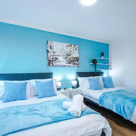 New Spacious House, Pool Table, Driveway Parking And Ps4 Manchester