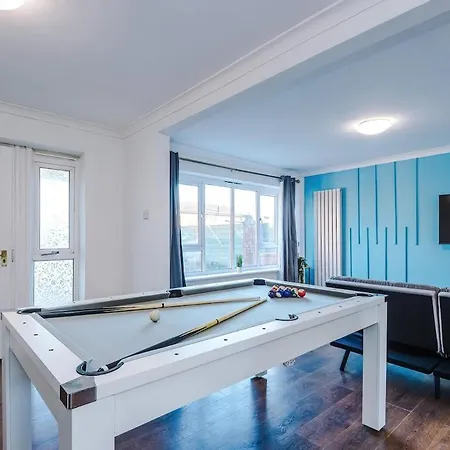 New Spacious House, Pool Table, Driveway * Manchester