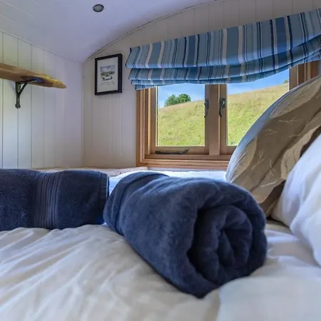 Bredon Hill Shepherds Hut & Hot Tub * Manchester