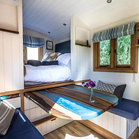 Bredon Hill Shepherds Hut & Hot Tub * Manchester