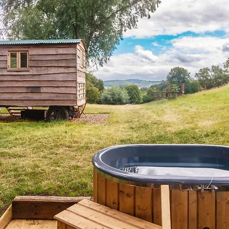 Bredon Hill Shepherds Hut & Hot Tub Holiday home