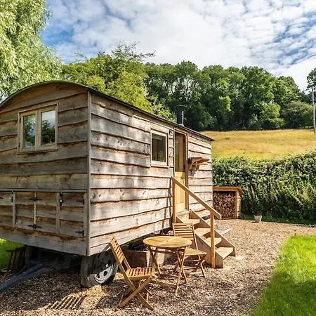 Bredon Hill Shepherds Hut & Hot Tub Holiday home *