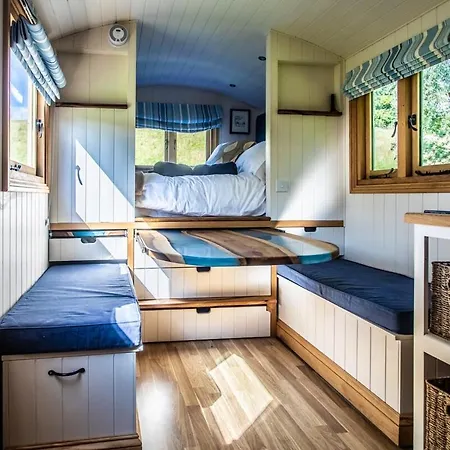 Дом отдыха Bredon Hill Shepherds Hut & Hot Tub *