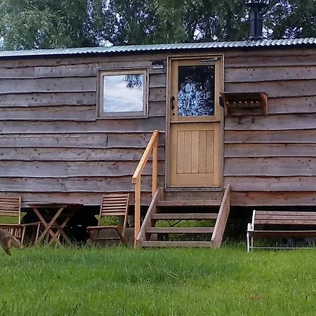 Bredon Hill Shepherds Hut & Hot Tub Holiday home Manchester