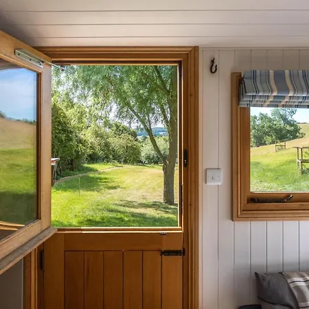 Bredon Hill Shepherds Hut & Hot Tub * Manchester