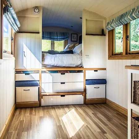 Bredon Hill Shepherds Hut & Hot Tub Holiday home Manchester