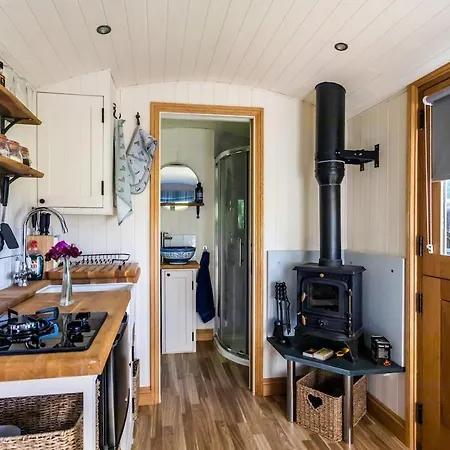 Bredon Hill Shepherds Hut & Hot Tub