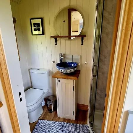 Bredon Hill Shepherds Hut & Hot Tub * Manchester