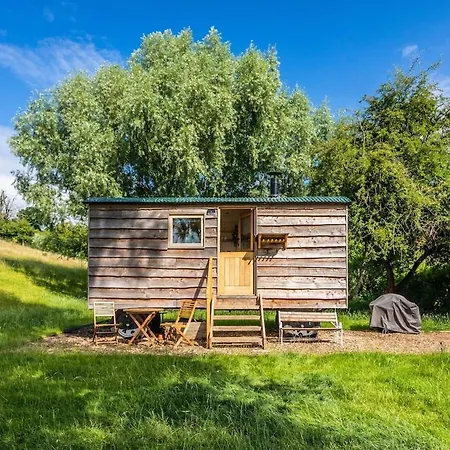 Bredon Hill Shepherds Hut & Hot Tub
