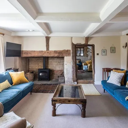 Дом отдыха Beautiful Cotswold With Hot Tub *