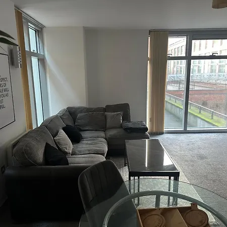 2 Bedroom Flat Very Close To Airport And Wythenshawe Hospital Ground Floor With Parking * 맨체스터