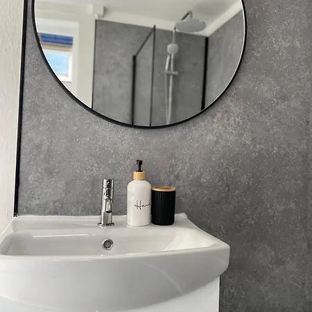 Apartment Traditional Home-games Room-free Parking