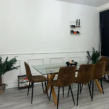 Charming Victorian Retreat 4br House In בית נופש מנצ'סטר