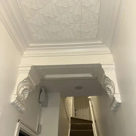 Charming Victorian Retreat 4br House In בית נופש *