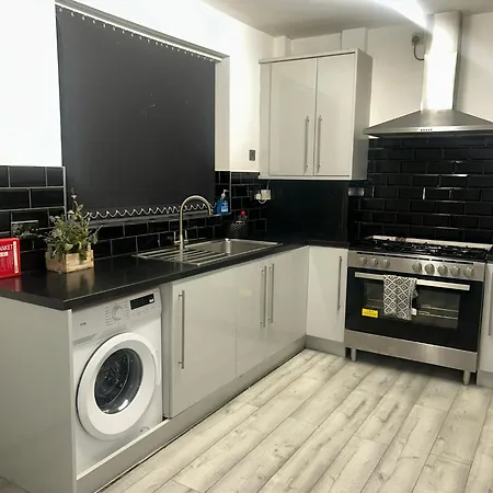 Charming Victorian Retreat 4br House In *