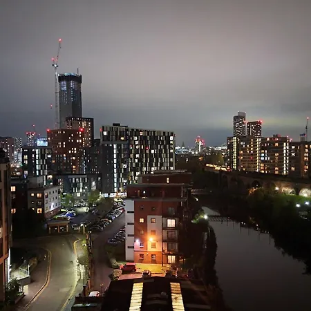 Private Balcony, Waterfront Apt, Theatres 15min Walk 1mile Media City, Old Trafford, Centre * مانشستر
